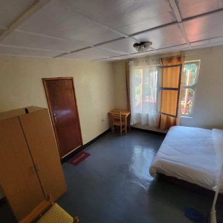 Maddy'S Kitchen And Accomodation ギセニ エクステリア 写真