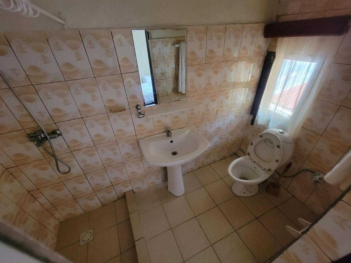 Maddy'S Kitchen And Accomodation ギセニ エクステリア 写真